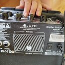 Zadní strana černého kytarového komba s nápisy JOYO, JOYO TECHNOLOGY CO.,LTD a www.joyoyaudio.com. Je zde uveden model Model No.:DC-C, země výroby MA…