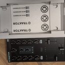 Černý DJ kontrolér s nápisem KONTROL Z1 a logem TRAKTOR. Zařízení obsahuje posuvníky, otočné knoflíky a tlačítka v černém provedení. Vedle kontroléru…