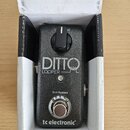 Černý efekt pedál v originální krabici. Na přední straně je nápis DITTO LOOPER a ve spodní části značka tc electronic. Zařízení obsahuje jeden ovláda…