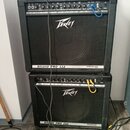 Dvě černé kytarové komba značky Peavey model Studio Pro 112, umístěná nad sebou. Na horním panelu obou zesilovačů jsou vidět ovládací knofíky, přepín…