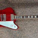 Červená elektrická kytara s bílým pickguardem a dvěma humbuckery. Na hlavě hmatníku je viditelné logo Epiphone. Nástroj vykazuje známky používání v p…