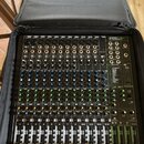 Černý mixážní pult v černé přepravní brašně. V pravém horním rohu je nápis ProX16-FX a pod ním text 16 CHANNEL MIXER WITH EFFECTS. Ovládací panel obs…