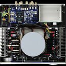 Fotografie zachycuje vnitřek elektronického zařízení s otevřeným šasi. V horní části je modrá základní deska s dvěma černými moduly, na kterých je bí…