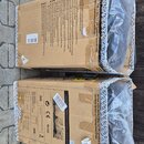 Dvě kartonové krabice s reproduktory, které jsou zabaleny v průhledné plastové fólii. Na krabicích je nápis Active 1000-Watt 2-Way 15" PA Speaker Sys…