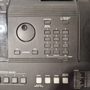 Detailní pohled na ovládací panel černého digitálního klavíru. Jsou vidět tlačítka s čísly 0–9 a nápisy PORTABLE GRAND, FUNCTION, FILE CONTROL, YES,…
