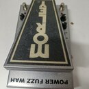 Stříbrný efekt pedál s černým trapezoidním horním panelem. Na panelu je velký bílý nápis PROLEY, který je orientován obráceně. Na spodní části pedálu…