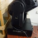 Černý stage light reflektor s ovládací základnou. Na boku je bílý nápis PHW-260 Futurelight. Základna obsahuje digitální displej se čtyřmístným čísel…