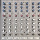 Detailní pohled na ovládací panel míchacího pultu v šedé barvě. Jsou vidět vstupy MIC s XLR konektory, LINE a INSERT, knoflíky GAIN, LOW CUT, AUX 1,…