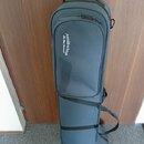 Tmavě modrý textilní obal na hudební nástroj s rukojetí a ramenním popruhem. Na přední straně je bílý nápis „Arnolds & Son® Fine Wind Instruments“. P…
