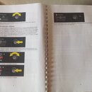Fotografie zachycuje dvě otevřené stránky tištěného manuálu k hudebnímu zařízení. Stránky obsahují text v češtině a několik ilustračních snímků displ…