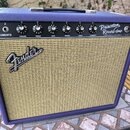 Fialový kytarový kombozesilovač s béžovou textilní maskou. Na předním panelu je nápis Princeton Reverb Amp a FENDER MUSICAL INSTRUMENTS, vlevo nápis…