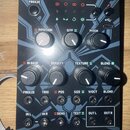 Černý modulární efekt s nápisy SKIES a behringer. Zařízení obsahuje několik otočných potenciometrů s popisky POSITION, SIZE, PITCH, IN GAIN, DENSITY,…