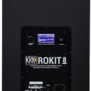 Zadní strana černého studiového monitoru. V horní části je vstup s nápisem BALANCED INPUT, displej s textem HI RESOLUTION DSP ROOM TUNING a ovladač V…
