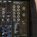 Detailní pohled na pravou část míchacího pultu s nápisem ProFX16v3 16-CHANNEL PROFESSIONAL EFFECTS MIXER WITH USB. Jsou vidět vstupy a výstupy označe…
