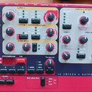 Detailní pohled na ovládací panel červeného syntetizátoru s nápisem 16 VOICES 4 OUTPUTS VIRTUAL ANALOG. Panel obsahuje sekce LFO 1, LFO 2 / ARPEGGIAT…