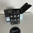 Černý kytarový pedál s nápisem Dream '65 REVERB-AMP a logem v kosočtverci. Na horní části jsou dva spínače, ovládací knoflíky VOLUME, REVERB a OUTPUT…