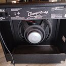 Zadní strana černého kytarového komba s nápisem Champion 40. Na štítku jsou uvedeny texty A PRODUCT OF FENDER MUSICAL INSTRUMENTS CORP., MADE IN CHIN…