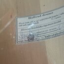 Detailní záběr na bílou papírovou štítku nalepenou na dřevěném povrchu nástroje. Štítek obsahuje nápisy Hallvad drums, Floor tom 16" x 13" solid bloc…