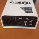 Bílý obdélníkový přístroj s nápisy Two notes AUDIO ENGINEERING a Torpedo Captor X. Na horní straně jsou uvedeny funkce REACTIVE LOAD BOX, VIRTUAL CAB…