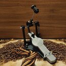 Černý bicí pedál s kovovým šlapadlem stříbrné barvy. Na pravém boku šlapadla je vyražen nápis TONICER. Mechanismus obsahuje řetězový pohon a nastavov…