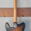 Zadní strana elektrické kytary s tónem sunburst (černá, hnědá a žlutá). Kytara má dřevěný krk a hmatník v přirozené barvě dřeva. Na těle jsou vidět o…