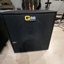 Černý basový reproduktor v uzavřené skříni s texturovaným povrchem. Na horní části je umístěno logo G66 a nápis powered by REDSOUND. V levém dolním r…