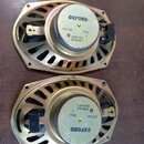 Dva oválné reproduktory s kovovým rámem v žlutavém zinkovaném povrchu. Na zadní straně magnetu je černý nápis OXFORD a texty 71273-M, 3652, 3, 4685 3…