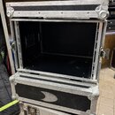 Otevřený transportní flightcase s černým vnitřním a vnějším povrchem a hliníkovými hranami. Case je vybaven kovovými rohy, zámky a madly. Povrch hlin…