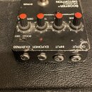 Černý efekt pedál s nápisy t.c. electronic, BOOSTER+ DISTORTION a LINE DRIVER & SUPPRESSOR. Na horní straně jsou čtyři červené ovládací knoflíky a je…