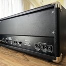Zadní strana kytarového komba v černém vinylu s kovovými rohy. Na spodním černém panelu jsou nápisy ENGL, 100 W All-Tube Guitar Amp Head Fireball 100…