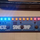 Modrý efektový pedál s nápisem BASS FLY RIG a TECH 21. Horní část obsahuje řadu ovládacích knoflíků s popisky CHORUS, MIX, Q, RANGE, LEVEL, HIGH, MID…