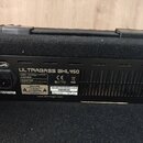 Zadní strana černého basového komba s nápisem ULTRABASS BXL450. Na černém plastovém panelu jsou vidět loga RoHS a CE, označení N11999 a čárový kód se…