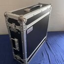 Černý transportní kufr s hliníkovými hranami a kovovými rohy. Na boku je nalepený malý bílý štítek s nápisem PROEL. Kufr má na horní a boční straně ú…
