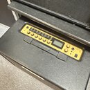 Černý kytarový kombozesilovač s žlutým ovládacím panelem. Na panelu je nápis CODE 50 a logo Katana. Jsou zde vidět ovládací knoflíky, přepínače a mal…