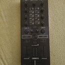 Černý DJ kontrolér s nápisy CH-1, MIXTOUR a CH-2. Na zařízení jsou viditelné značky algoriddim a RELOOP, dále řada tlačítek s popisky jako LOOP C1, S…