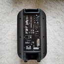 Zadní strana černého aktivního reproduktoru z plastu. Na zadním panelu jsou nápisy FBT jolly, PROGRESSED ACTIVE MONITOR a 150 W + 50 W. Jsou zde vidě…