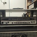 Stojan s osazeným zesilovačem značky GK GALLIEN-KRUEGER, model 700RB. Zařízení je v kovovém racku s madly a má stříbrný přední panel s černým horním…
