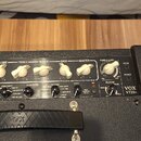 Kytarový kombo zesilovač značky VOX, model VT20+. Horní ovládací panel obsahuje knoflíky pro Volume, Treble, Middle, Bass, Master a Power Level, dále…