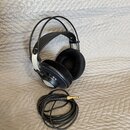 Černá velká sluchátka s polstrováním z černé látky a kovovými prvky. Na levém náušníku je viditelný nápis L a logo značky Beyerdynamic. K sluchátkům…