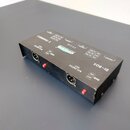 Černá DI box s nápisem DI-BOX. Na horní straně jsou vidět nápisy 2 CHANNELS, BALANCED OUT a značka COROAL SOUND & AUDIO EQUIPMENT s modelem CE 502. Z…