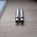 Dvě stříbrné kovové konektory typu XLR. Na obou je vyryté označení DMX a kód NA3F5SL u levého a NA3M5PL u pravého. Povrch kovů vykazuje mírné známky…