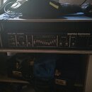 Černý basový zesilovač s nápisy MODEL 3500, 350 WATTS a Hartke Systems. Na předním panelu je umístěn Graphic Equalizer, ovládací prvky pro Input, Pre…
