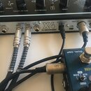 Zadovací panel černého efektového pedálu s nápisy tc electronic a X4. Jsou zde vidět konektory INPUT (MONO, STEREO), OUTPUT (MONO, STEREO), EXP PEDAL…