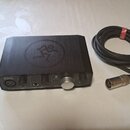 Na fotografii je černý zvukový interface, mikrofon a kabel. Interface má na horní straně kulaté logo s postavou a nápisy ONYX, LINE INPUT 1, LINE INP…