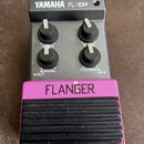 Kytarový efekt pedál v černé barvě s růžovým spodním panelem a černým gumovým šlapadlem. Na horní části je bílý nápis YAMAHA FL-10M a ve spodní růžov…