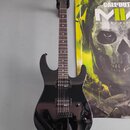 Černá elektrická kytara s tmavým hnedým hmatníkem a dvěma humbuckery. Na hlavě je bílý nápis Jackson. Povrch kytary je lesklý a v dobrém stavu.