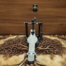 Kovový basový pedál v černé a stříbrné barvě. Na spodní části stupnice je vyražen nápis SONOR. Pedál je vybaven řetězovým přenosem a černým plastovým…