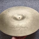 Zlatavý mosazný činel s viditelným broušením v koncentrických kruzích. Na povrchu je vyrytý nápis Zildjian. Činely vykazuje mírné známky používání v…