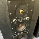 Detail zadní strany černého reproduktoru s ovládacími prvky. Na panelu jsou dva bílé otočné ovladače a nápisy VYŠKY 10 KHZ, STŘEDY 2,5 KHZ a CHARAKTE…