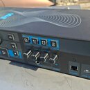 Černý rackový procesor s nápisem BEAT PRO16 a modrým logem ve tvaru písmene B. Horní plocha je zdobena modro-bílou vlnitou grafikou. Přední panel obs…